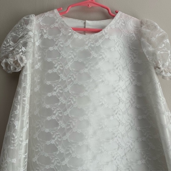 ELEGANT LITTLE GIRL SMOCKED WHITE LACE
OVERLAY DRESS NWOT - Picture 2 of 8